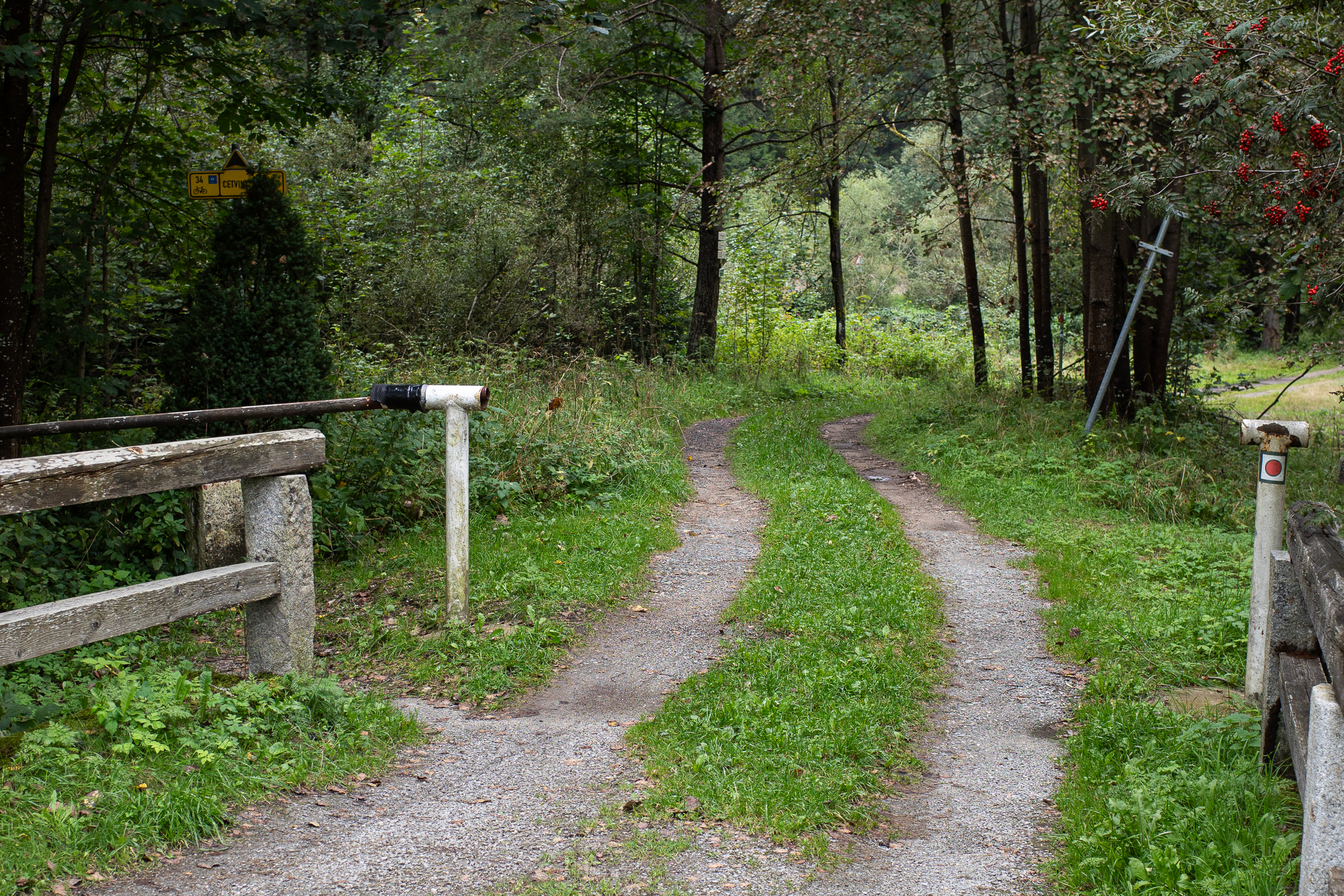 Hinter der Schranke geht es weiter – Radweg 34 Richtung Cetviny